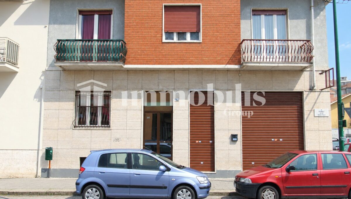 Facciata urbana soleggiata in Via G. Verdi